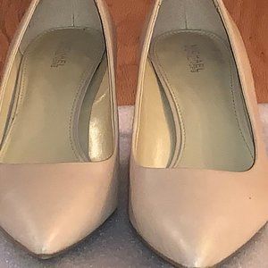 BEIGE MICHAEL KORS PUMPS
